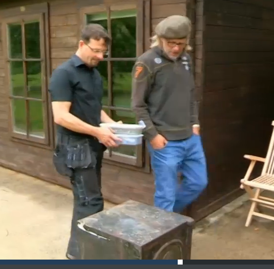 Alan Morgan picking open a safe on channel 4