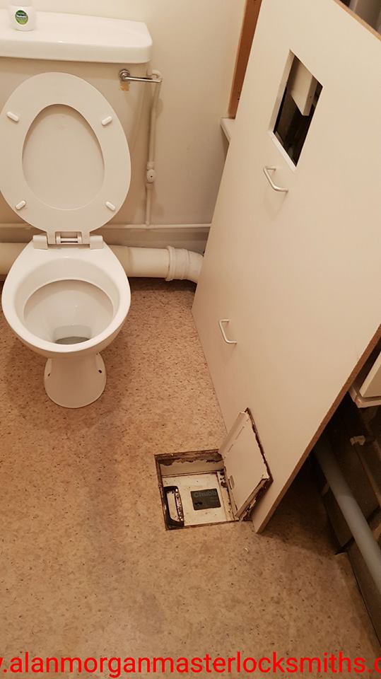 Chubb Milner under floor safe opened near derby by Alan Morgan Master Locksmiths